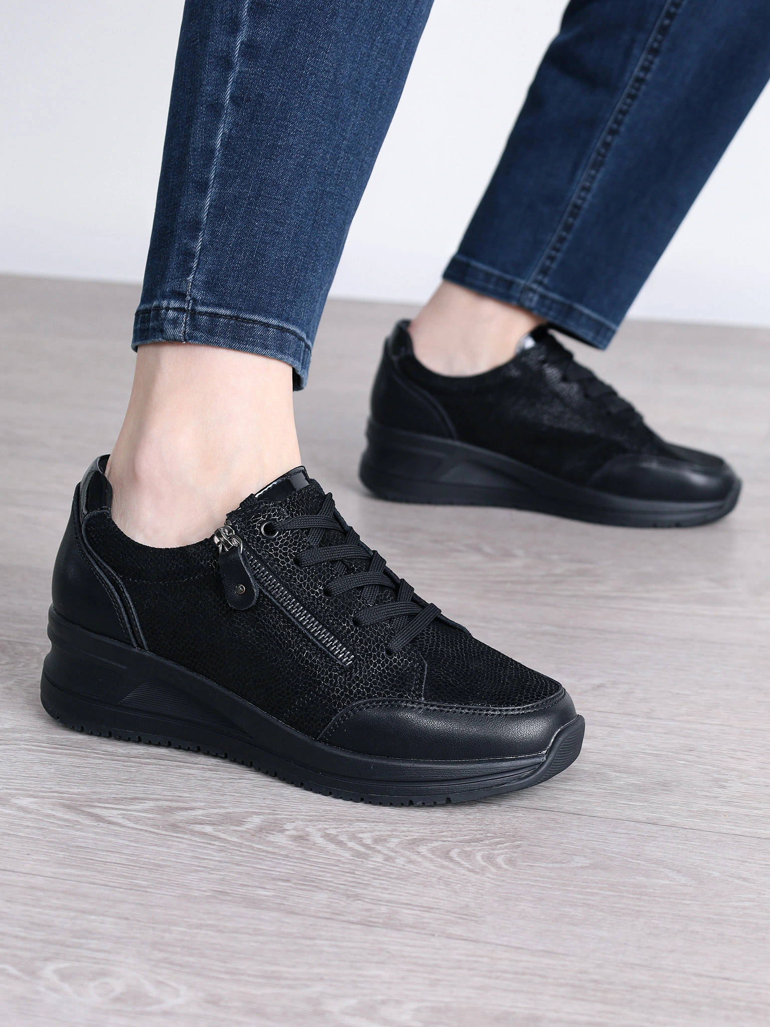 Кроссовки черного цвета с лазерной обработкой кожи